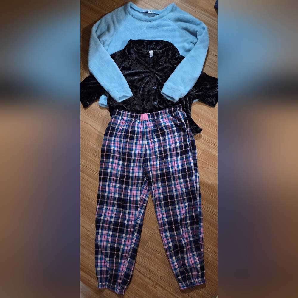 Womens 3 Piece Pajama Set Size Medium (2 Tops/1 Pants)